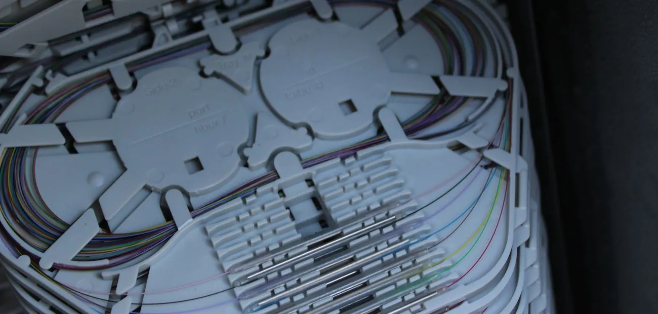 Stacked splice trays with neatly routed optical fibers
